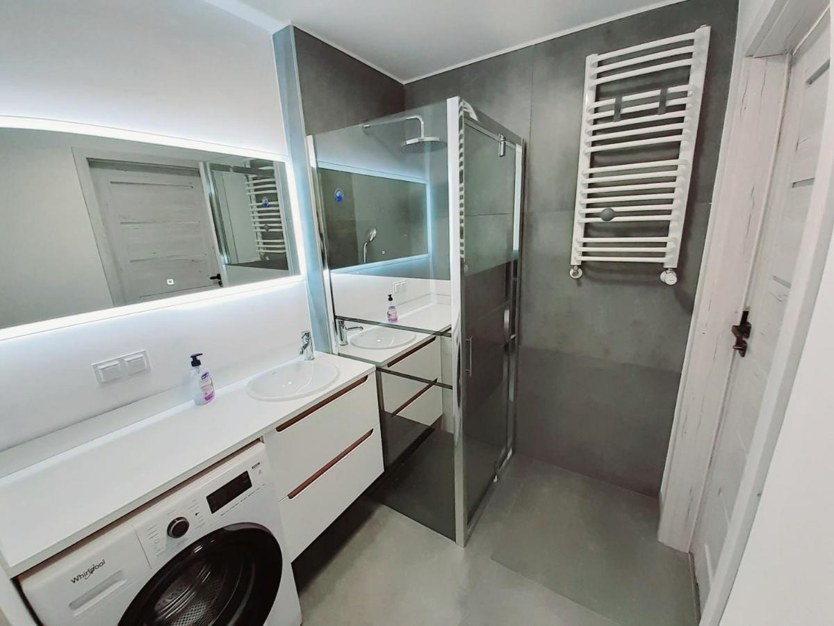 Appartement Apartament Kapitanski Mostek 17A Z Widokiem Na Port I Latarnie Morska Oraz Garazem à Kołobrzeg Extérieur photo